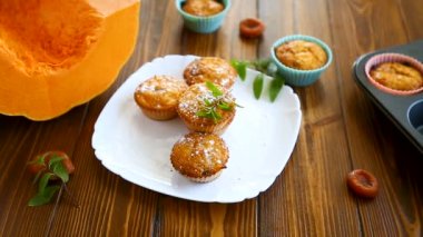 içinde kuru kayısı ile pişmiş tatlı kabak kekler,