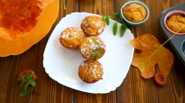 içinde kuru kayısı ile pişmiş tatlı kabak kekler,
