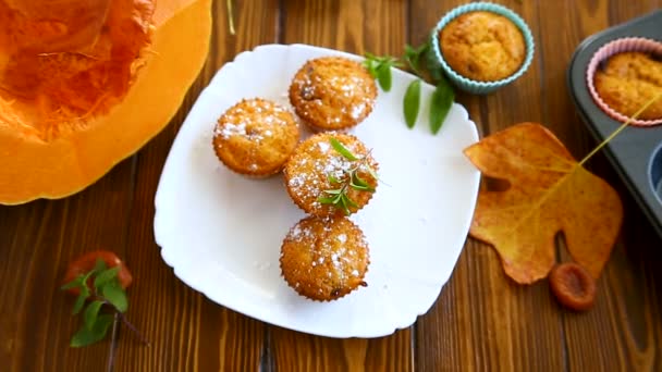 Baked sweet pumpkin muffins with dried apricots inside, — Stock Video