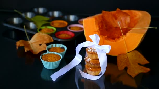 Испеченные сладкие тыквенные кексы с сушеными абрикосами внутри — стоковое видео