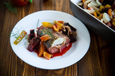 pancar ve bir tabakta diğer sebzeler ile balık güveç