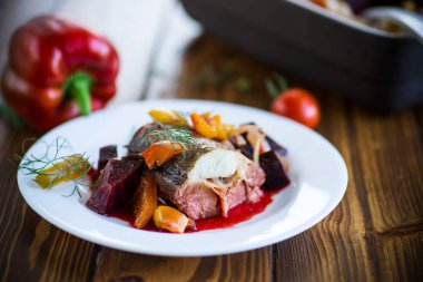 pancar ve bir tabakta diğer sebzeler ile balık güveç