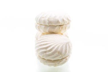 Beyaz bir marşmelovun üzerine izole edilmiş tatlı beyaz şekerlemeler