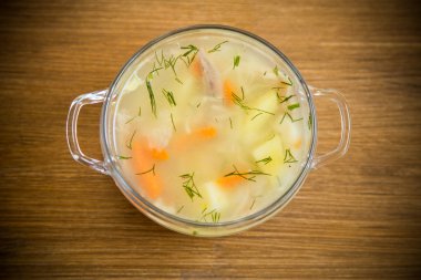 Tavuk çorbası erişte ve havuç beyaz kase.