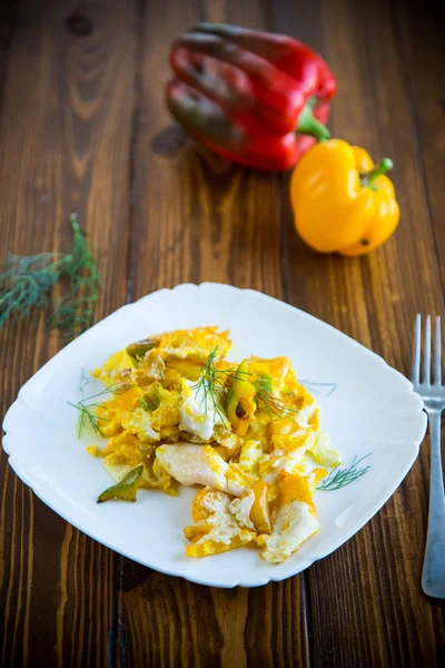 Omelette frite d "œufs faits maison avec poivron jaune doux dans une assiette — Photo