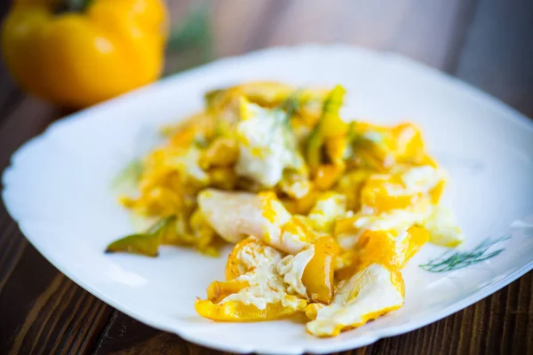 Omelete frito de ovos caseiros com pimentão amarelo doce em uma chapa — Fotografia de Stock