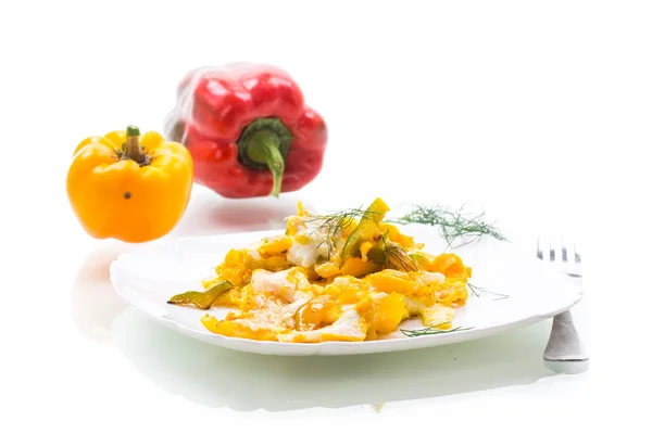 Stekt omelett från hemgjorda ägg med söt gul peppar i en tallrik — Stockfoto