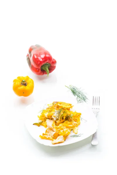 Omelete frito de ovos caseiros com pimentão amarelo doce em uma chapa — Fotografia de Stock