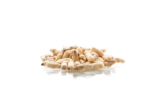 Стиглий органічний арахіс в мушлі ізольований на білому — стокове фото