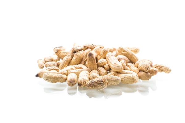 Reife Bio-Erdnüsse in der Schale isoliert auf einem weißen — Stockfoto