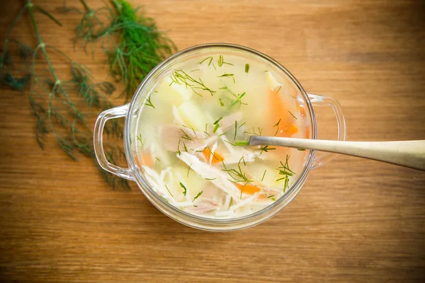 Soupe de poulet aux nouilles et carotte dans un bol blanc . — Photo