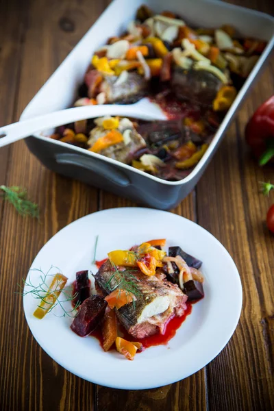 Guisado de peixe com beterraba e outras verduras em uma chapa Fotografia De Stock