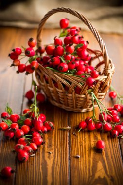 ahşap bir sepet içinde olgun kırmızı dogrose