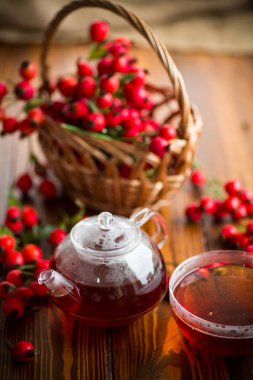 kırmızı olgun kuşburnu tıbbi meyveler sıcak çay