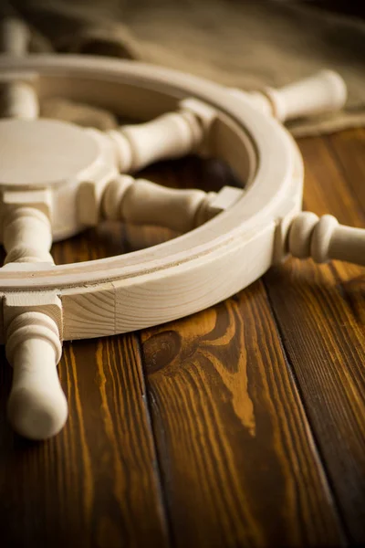 Volante vintage grande sobre una mesa de madera — Foto de Stock