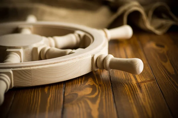 Grote vintage stuurwiel op een houten tafel — Stockfoto