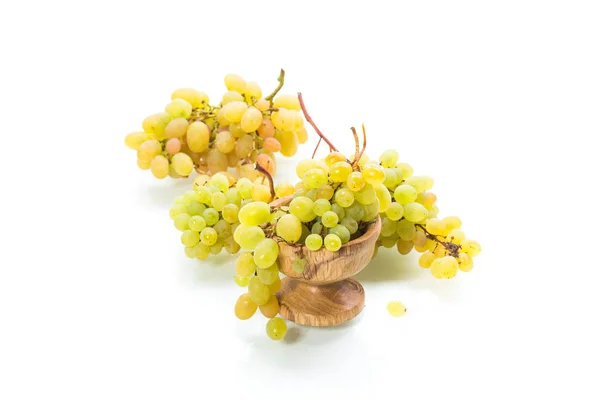 Пучок зеленого винограду ізольовано на білому — стокове фото