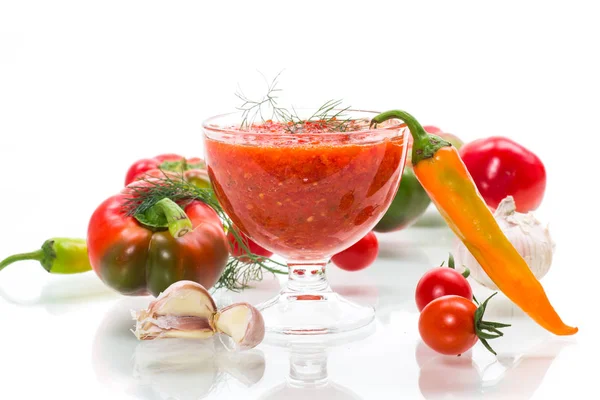 Hjemmelavet hot adjika fra tomater, varme og søde peberfrugter med krydderier - Stock-foto
