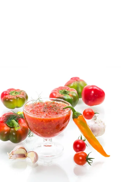 Adjika caliente casera de tomates, pimientos picantes y dulces con especias — Foto de Stock