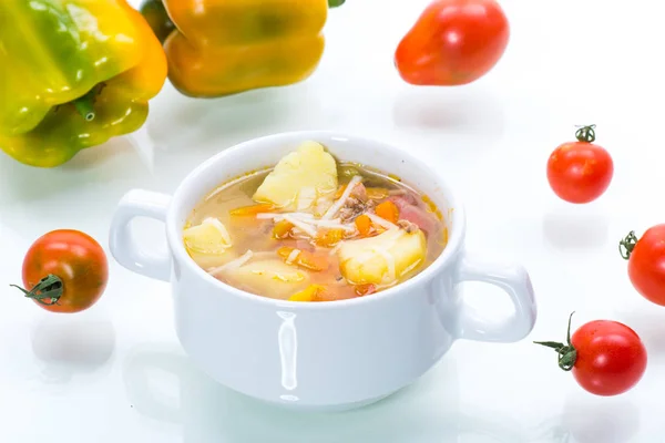 Sopa de verduras con fideos, tomates, pimientos y otras verduras en un plato —  Fotos de Stock