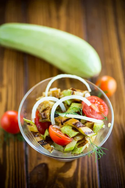 Warmer gegrillter Zucchini-Salat mit frischen Kirschtomaten und Zwiebeln — Stockfoto