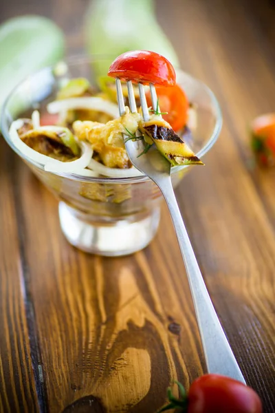 Varm grillad zucchini sallad med färska körsbärstomater och lök — Stockfoto