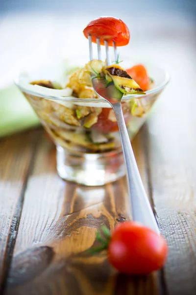 Ζεστή σαλάτα με Ψητά κολοκυθάκια με φρέσκα ντοματίνια και κρεμμύδια — Φωτογραφία Αρχείου