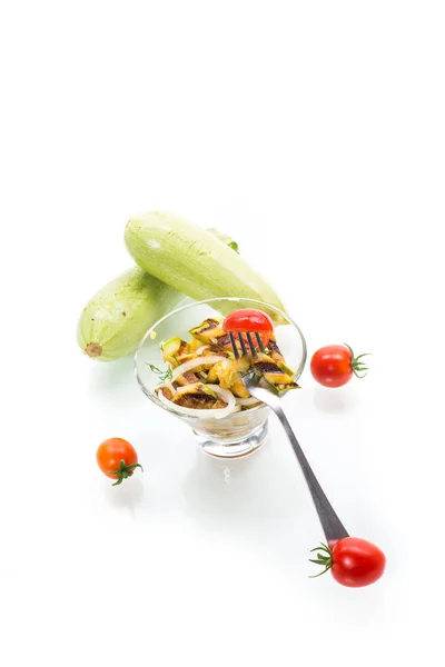 Salada de abobrinha grelhada quente com tomate cereja fresco e cebola — Fotografia de Stock