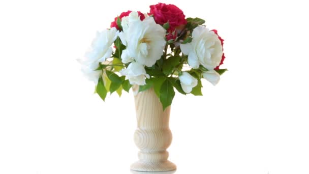 Kytice krásných červených růží na bílém — Stock video
