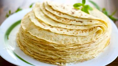 beyaz arka planda, bir tabakta çok kızarmış ince krep.