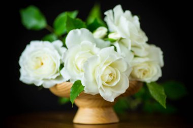 vazoda güzel beyaz gül buketi