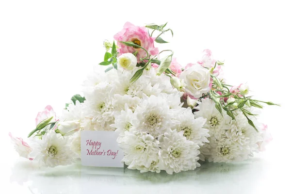 Букет білих хризантем ізольований на білому — стокове фото