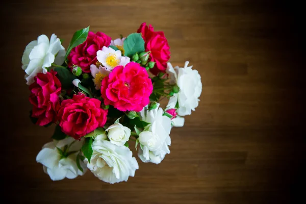 Bouquet di belle rose rosse e bianche su un legno — Foto Stock