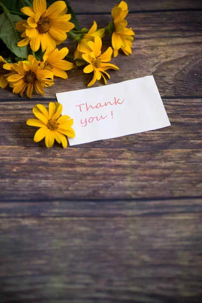 Bouquet de belles marguerites fleuries sur une table en bois — Photo