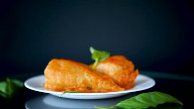 bir plaka et ve sebze sosu ile biber doldurulmuş