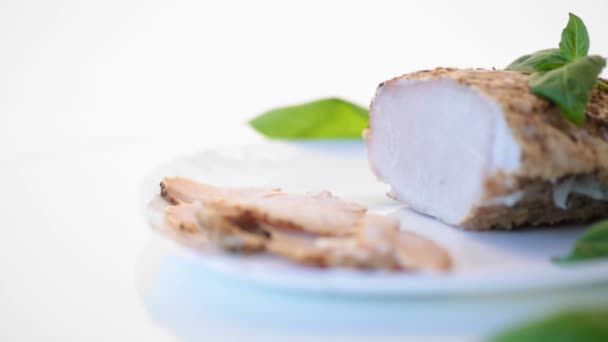 Домашнее запеченное мясо со специями в тарелке — стоковое видео
