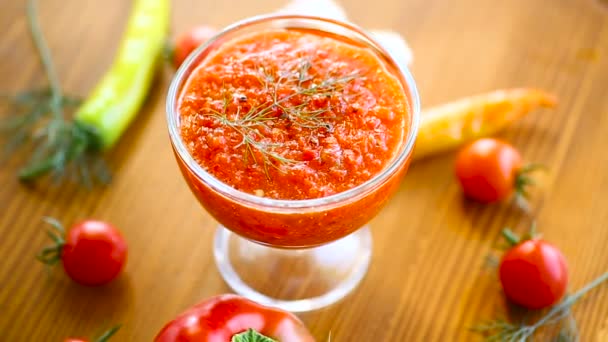 Hausgemachte scharfe Adjika aus Tomaten, scharfen und süßen Paprika mit Gewürzen — Stockvideo