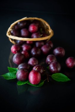Organik kırmızı olgun kiraz siyah üzerinde izole