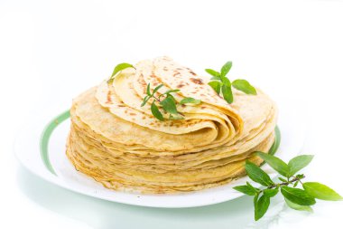 beyaz arka planda, bir tabakta çok kızarmış ince krep.