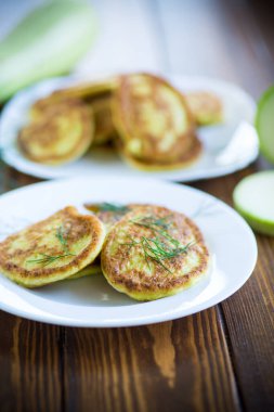 bir tabak yeşil kabak yapılmış sebze börek