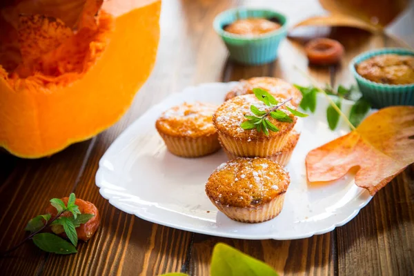 Gebackene süße Kürbismuffins mit getrockneten Aprikosen im Inneren, — Stockfoto