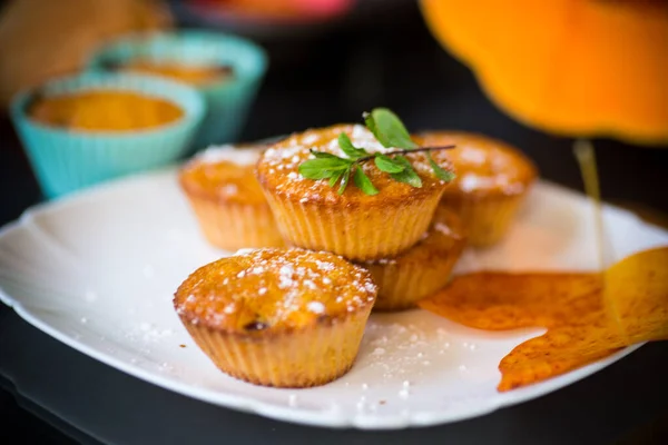 Gebakken zoete Pompoen muffins met gedroogde abrikozen binnen — Stockfoto