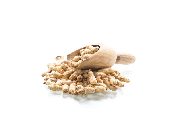 Amendoins orgânicos maduros com casca isolada em um branco — Fotografia de Stock