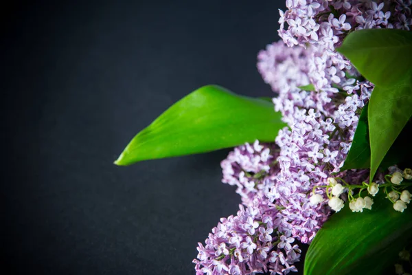Spring blooming bouquet of lilac in a basket — Stock Photo, Image