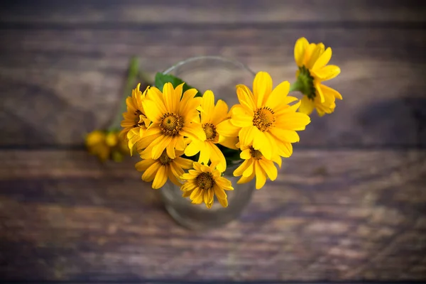 Buquê de margaridas florescentes bonitas em uma mesa de madeira — Fotografia de Stock