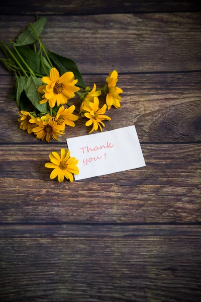 Kytice nádherných kvetoucích sedmikráků na dřevěném stole — Stock fotografie