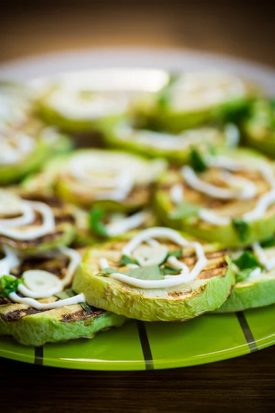 Grillade zucchini skivor med vitlök och kryddor — Stockfoto