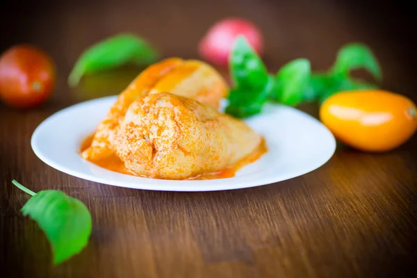 Töltött paprika hússal és zöldségmártással, tányéron — Stock Fotó