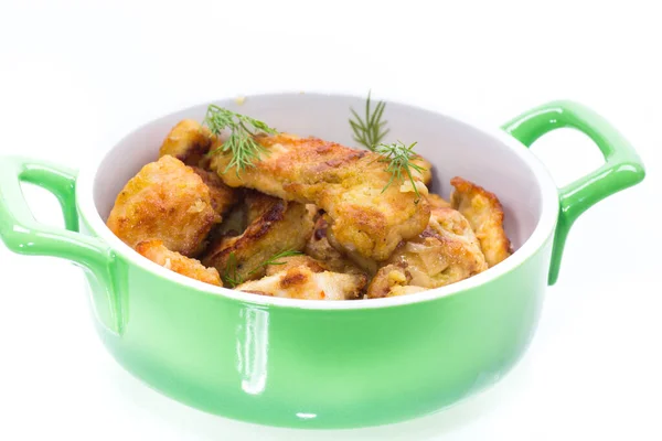 Kuře smažené v těstíčku s koprem na talíři — Stock fotografie
