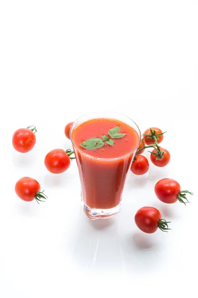 Hausgemachter Tomatensaft im Glas und frische Tomaten — Stockfoto